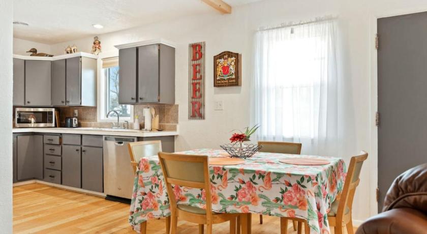 Billings (MT) Bo360 Old West Landing with Hot Tub and Sunrise Views 4-Star Accommodation amenity