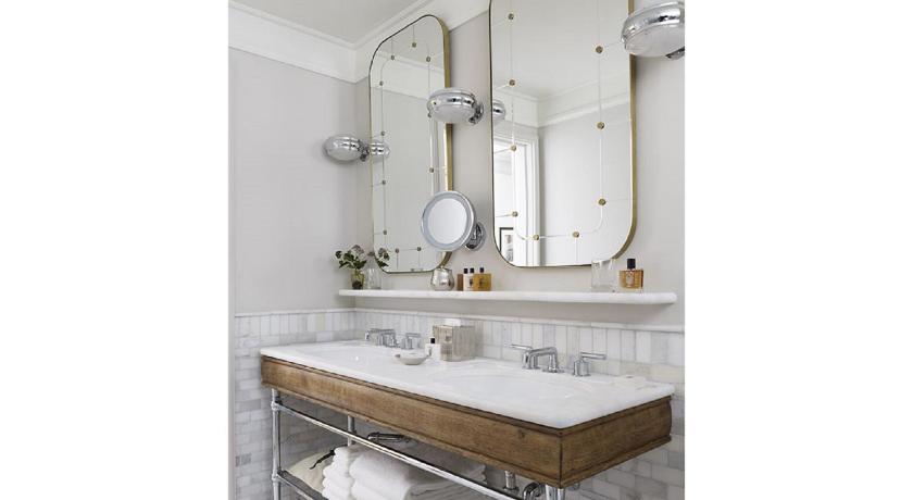 Image of Deluxe Corner Suite 6