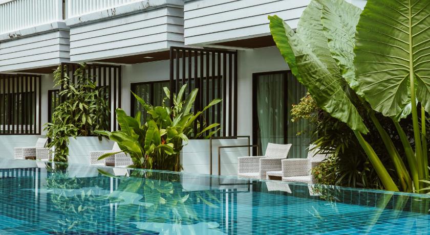 Image of Deluxe Pool Access 7