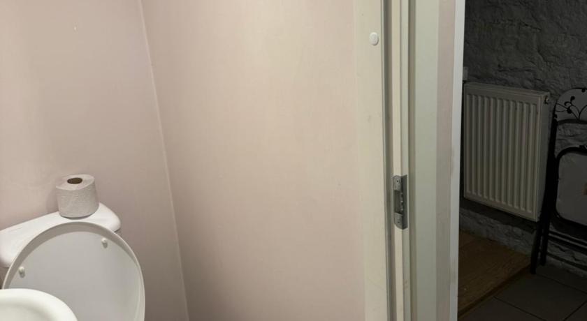 Image of Twin Room with Private Bathroom - Semi-Basement Floor 11