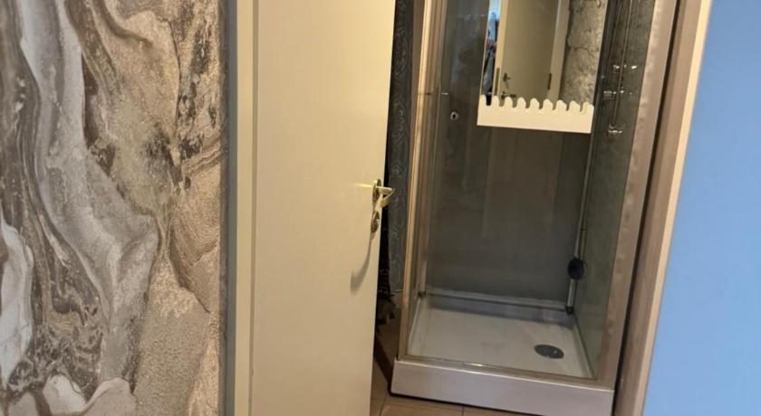 Image of Twin Room with Private Bathroom - Semi-Basement Floor 7