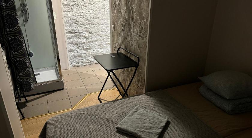Image of Twin Room with Private Bathroom - Semi-Basement Floor 1