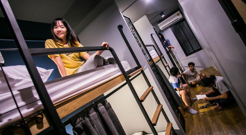รูปของเตียงสองชั้นในห้องพักรวมหญิงแบบ 4 เตียง (Bunk Bed in 4-Bed Female Dormitory Room) 7