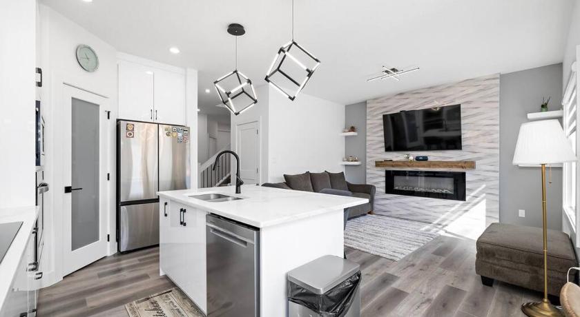 The Happy place - Luxurious, Cozy and Modern Home with 4 bedroom Air-condition, Netflix, Free Parkin