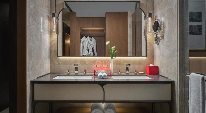 Image of 1 King Bed River View With Club Access Deluxe 9
