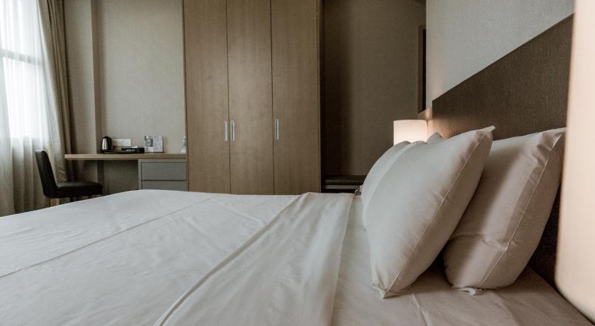 Image of Deluxe King Room 10