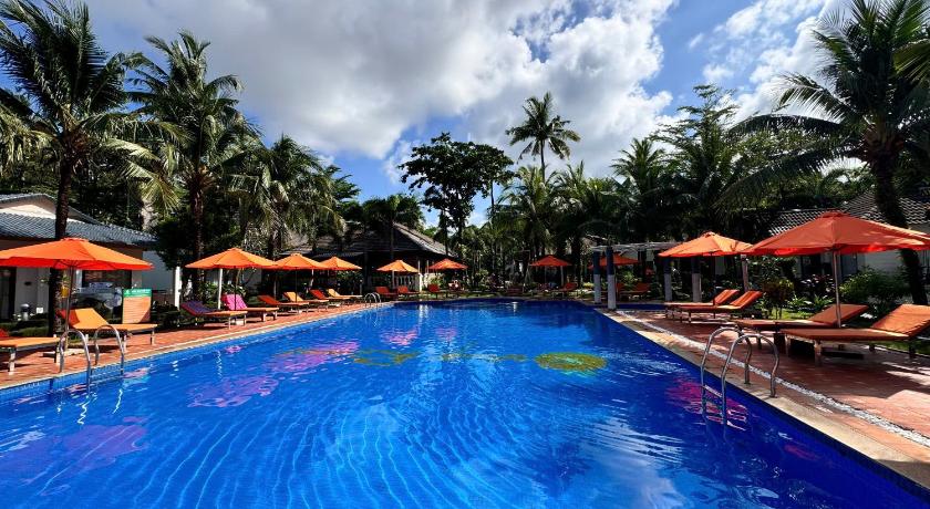 Image of Deluxe Bungalow with Pool View 3