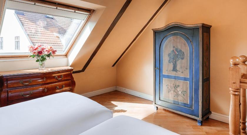 Image of Family Room 11