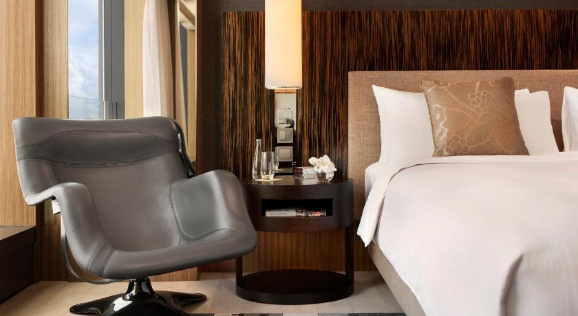 Image of Club 36 Partial Harbour View with King Bed 4