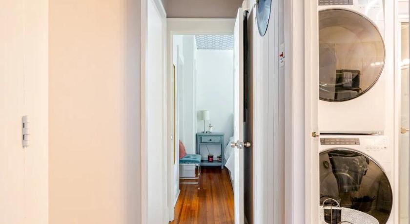 스탬퍼드 (CT) Gem by the water with firepit & all fenced backyard 2 Bedrooms 4성급 숙소 레스토랑