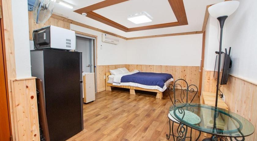 Taean Sarangiimeomuneunjip Pension 2-Star Guesthouse exterior