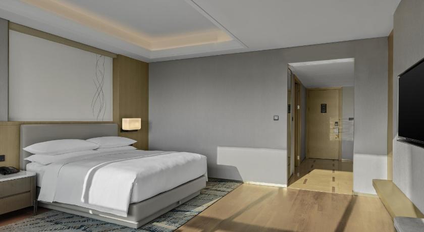 Image of Superior River View King, Guest room, 1 King, River view 3