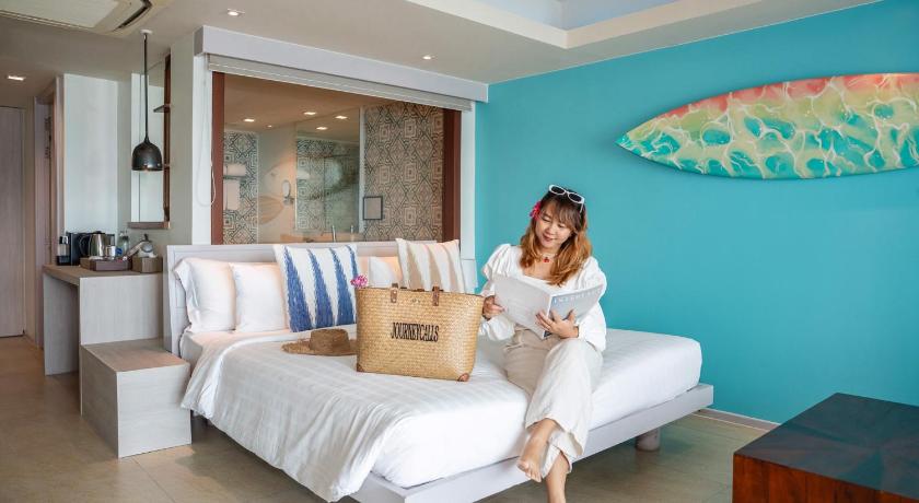 Фото: 1 King Bed, Deluxe Sea View, Pool Access, Non-Smoking 11