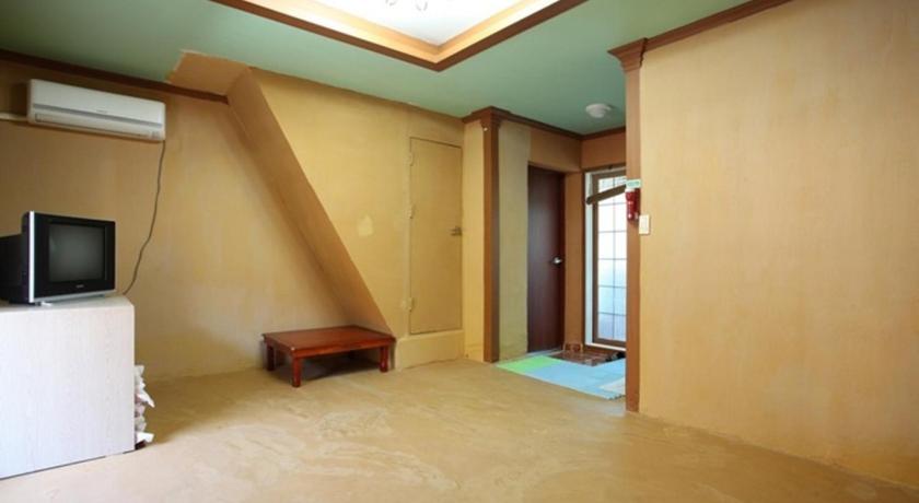 Hamyang Baekmu Mountain Villa Red Clay Pension 2-Star Guesthouse room