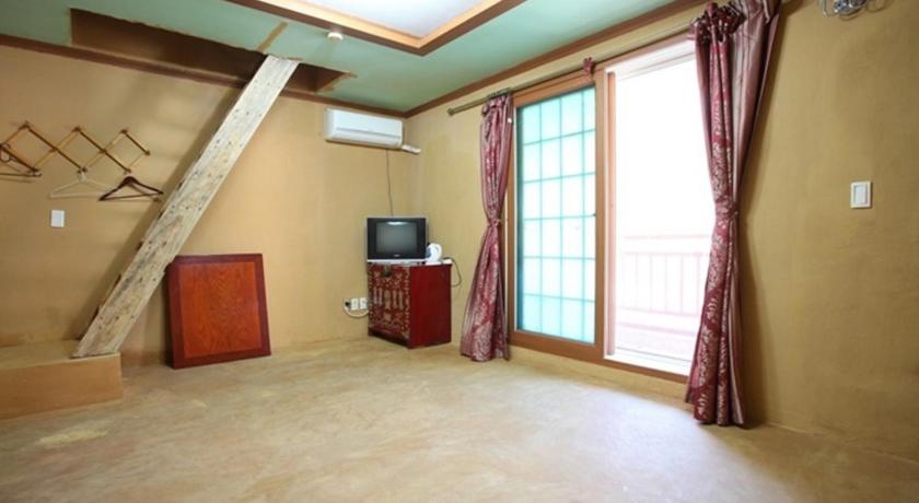 Hamyang Baekmu Mountain Villa Red Clay Pension 2-Star Guesthouse suite