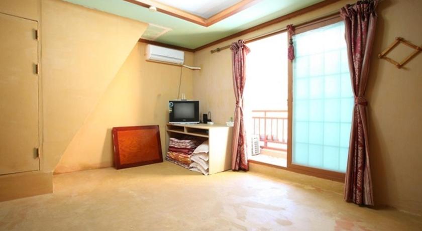 Hamyang Baekmu Mountain Villa Red Clay Pension 2-Star Guesthouse restaurant