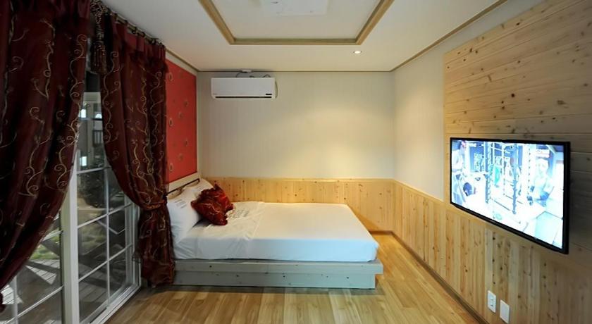 Sinan Everis UnI Pension 3-Star Guesthouse pool