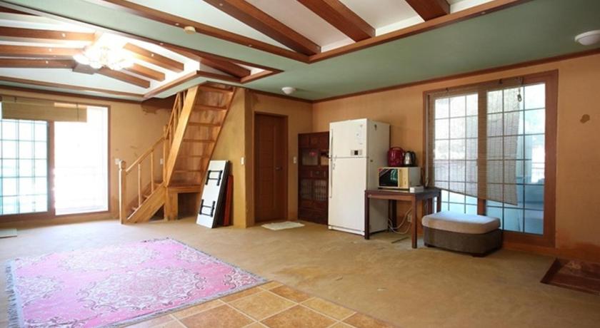 Hamyang Baekmu Mountain Villa Red Clay Pension 2-Star Guesthouse suite