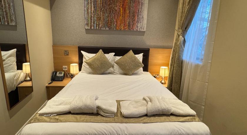 Image of Queen Room 1