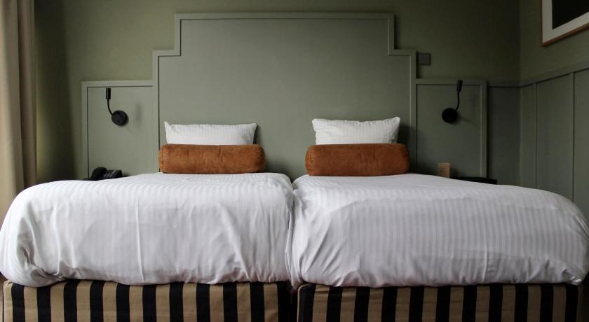 Image of Deluxe Twin Room with Canal View 5