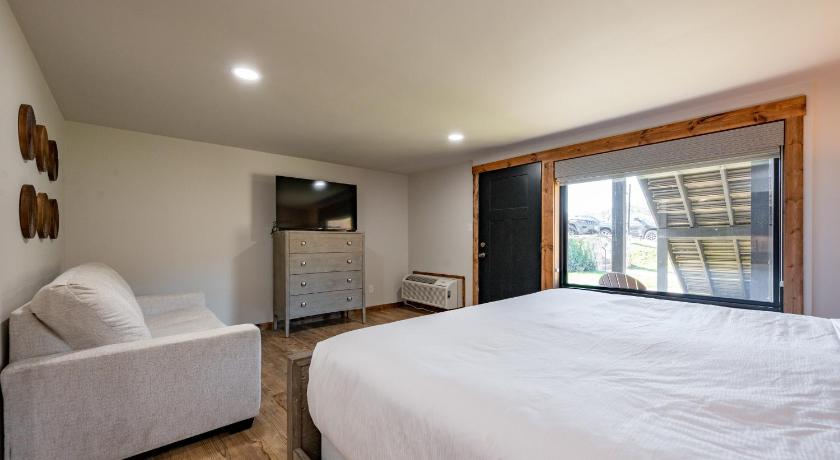 Cove Creek Lodge 103 Poolside Executive King Suite