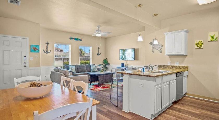 3 Br Padre Isl Retreat Min to Beach Dog Friendly
