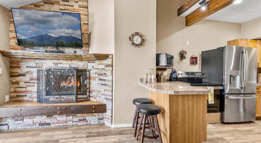 Flagstaff Charming Country Club Condo with Loft & Fireplace 3-Star Accommodation lobby