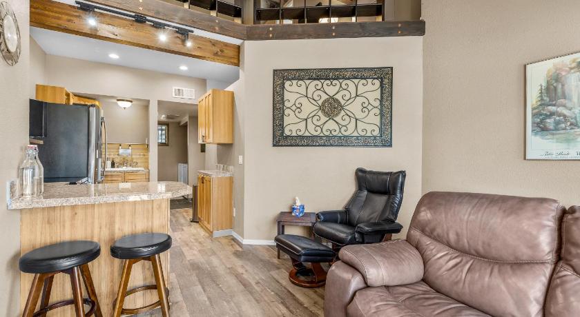 Flagstaff Charming Country Club Condo with Loft & Fireplace 3-Star Accommodation lobby