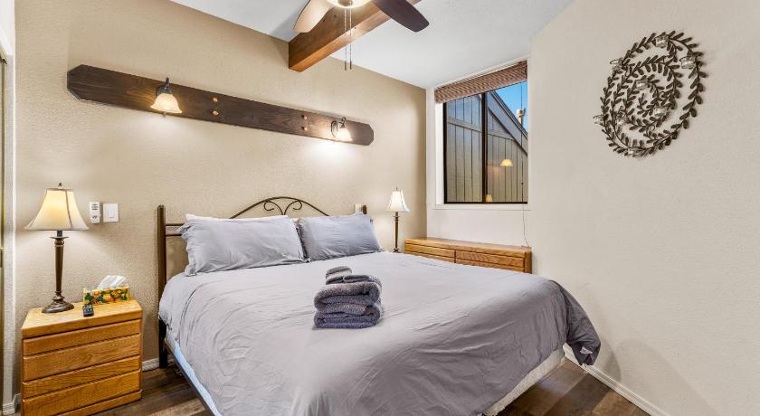 Flagstaff Charming Country Club Condo with Loft & Fireplace 3-Star Accommodation lobby