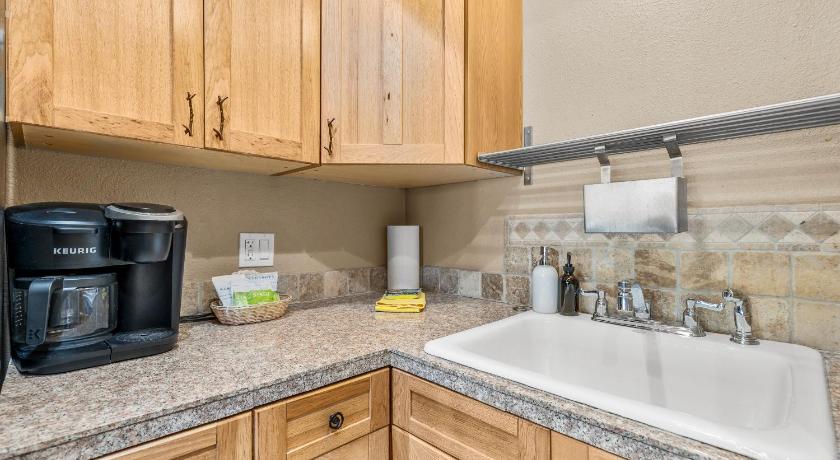 Flagstaff Charming Country Club Condo with Loft & Fireplace 3-Star Accommodation restaurant