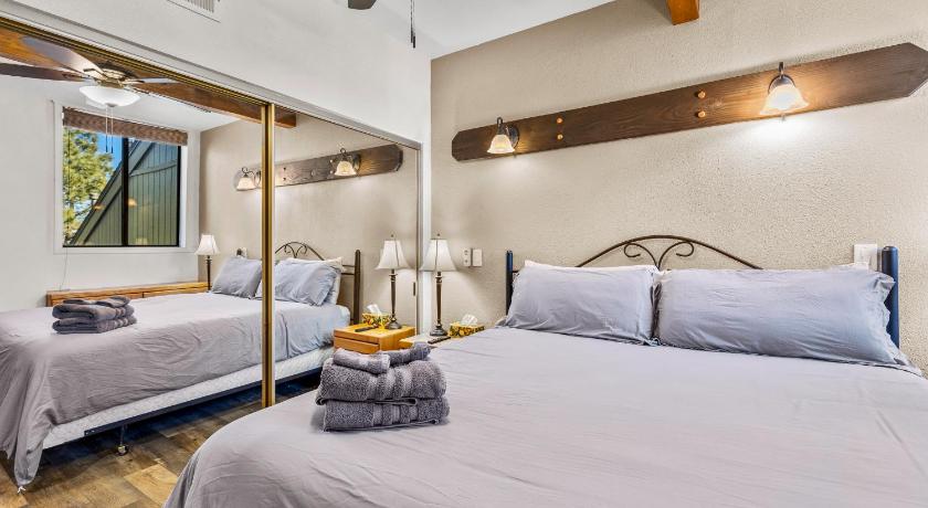 Flagstaff Charming Country Club Condo with Loft & Fireplace 3-Star Accommodation suite