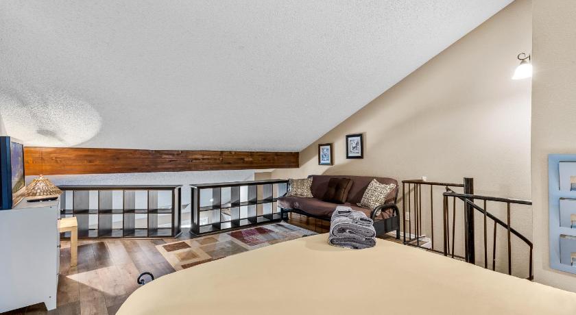 Flagstaff Charming Country Club Condo with Loft & Fireplace 3-Star Accommodation pool