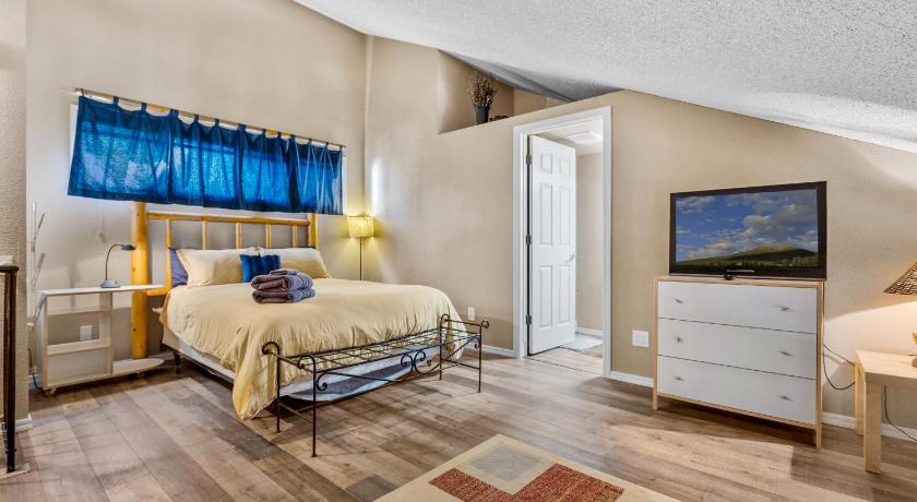 Flagstaff Charming Country Club Condo with Loft & Fireplace 3-Star Accommodation suite
