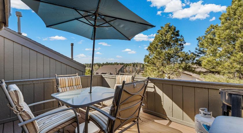 Flagstaff Charming Country Club Condo with Loft & Fireplace 3-Star Accommodation pool