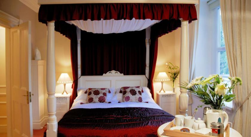 a bedroom with a bed, a dresser, and a window, The Bath House Boutique B&B - IN-ROOM Breakfast - FREE parking in Bath