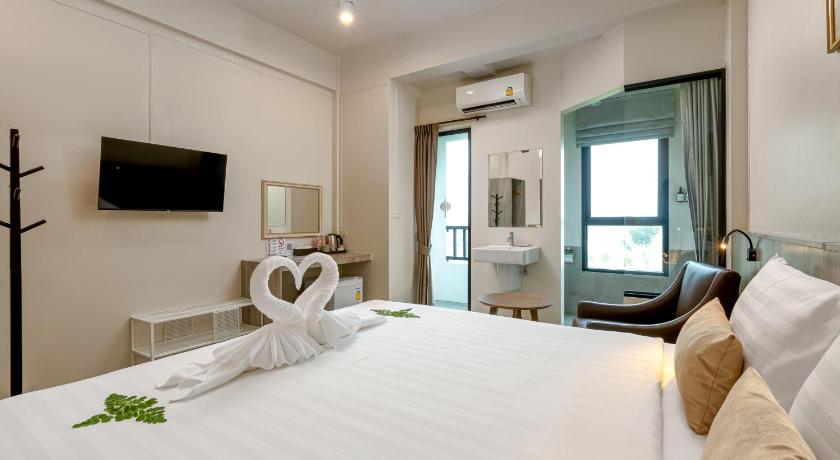 Image of Deluxe King Bed 4