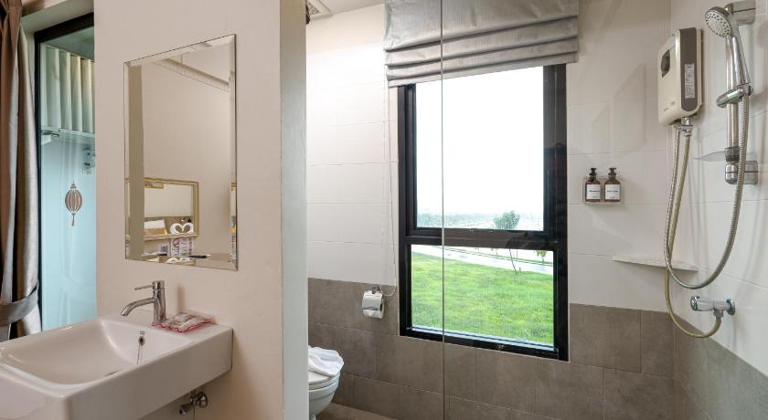 Image of Deluxe King Bed 17