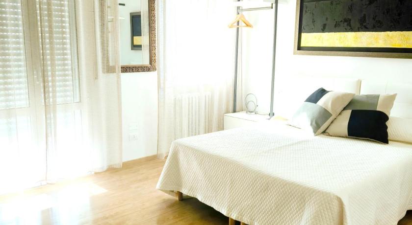 Appartamento "Laghetto 1" con tre camere e bagni privati cucina in condivisione
