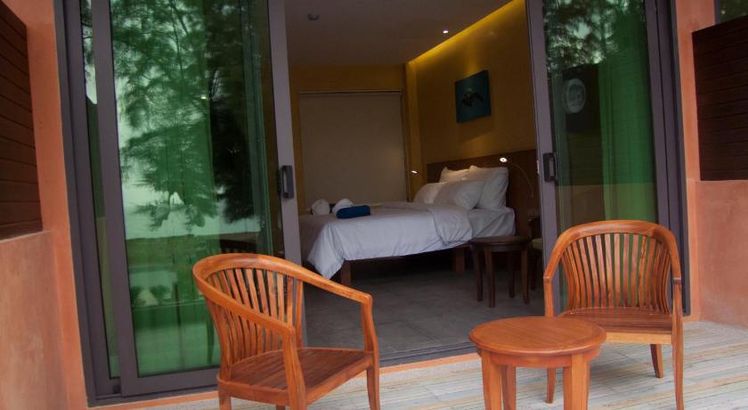 Image of Deluxe Pool Access 15