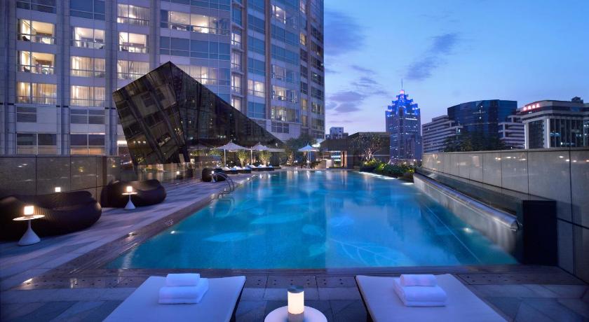 Image of 1 King Bed Club Access 3