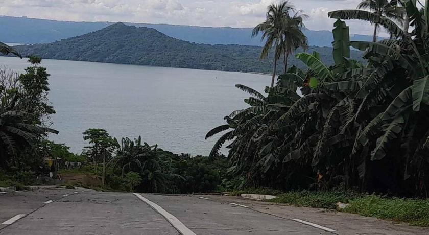 Private Resort Overlooking Taal Lake - image 25
