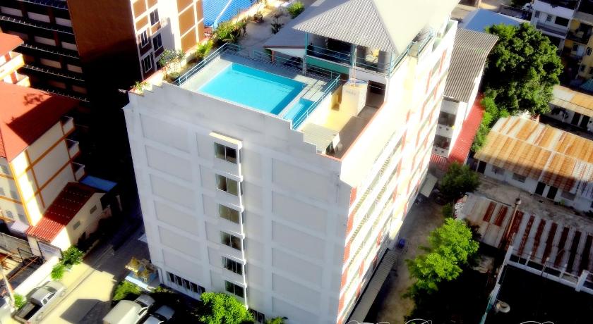 パタヤ The Garden Place 2つ星 ホテル プール