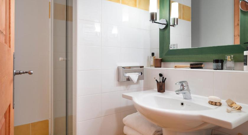 Image of Three-Bedroom Superior Apartment with Balcony - access to the outdoor pool (8 People) 9