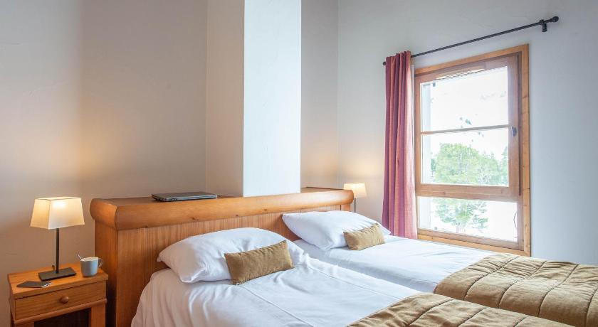 Image of Four-Bedroom Superior Apartment with Balcony - access to the outdoor pool (10 People) 4