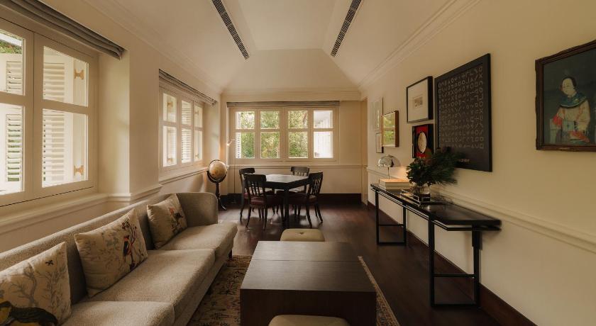 Image of Colonial Manor 16