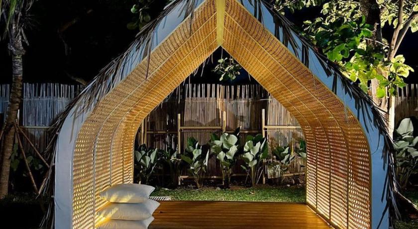 Cebu Mactan Newtown 2 BEDS with POOL access 3-Star Guesthouse suite