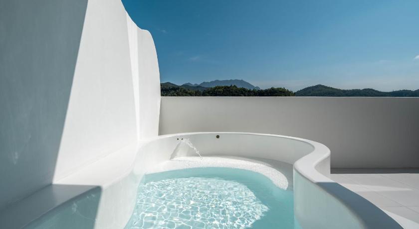 Imagen de Habitación doble con vistas laterales al mar (Side Sea View Guest Double Room) 6
