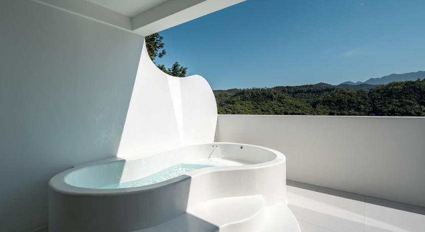 Imagen de Habitación doble con vistas laterales al mar (Side Sea View Guest Double Room) 7
