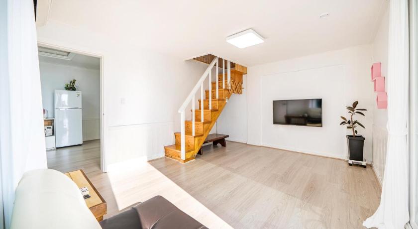 Image of Studio 6 6