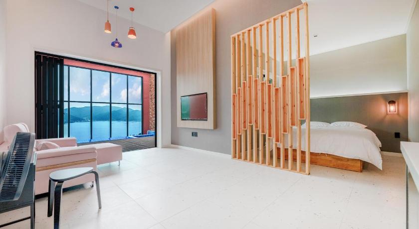 Image of Studio 6 0